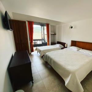 蒂瓦索薩的住宿－San Gabriel Hospedería，酒店客房设有两张床和一台平面电视。