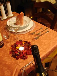einen Tisch mit einem Teller Essen und einer Flasche Wein in der Unterkunft Residenza Forte in Olevano sul Tusciano