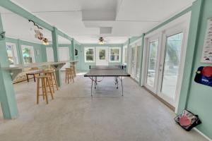 Stolní tenis v ubytování The Salty Snapper - 2 Story Home, Bay Views, Prime Location, Sleeps 8! nebo okolí
