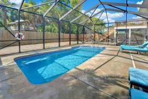 Bazén v ubytování The Salty Snapper - 2 Story Home, Bay Views, Prime Location, Sleeps 8! nebo v jeho okolí