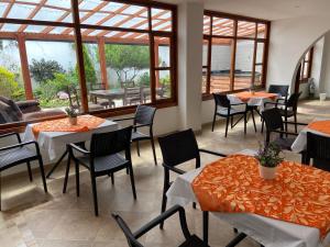 蒂瓦索薩的住宿－San Gabriel Hospedería，餐厅设有桌椅和大窗户。