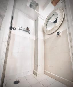 uma casa de banho com um espelho e um chuveiro em Jet's Gay Youth Hostel em Puerto Vallarta