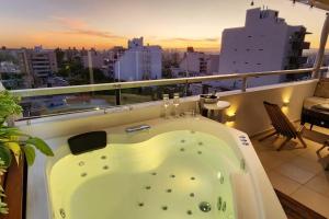 bañera en el balcón con vistas a la ciudad en Cenote de Cofico en Córdoba