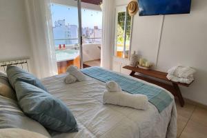 1 dormitorio con 1 cama grande y toallas. en Cenote de Cofico en Córdoba