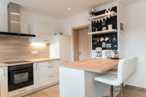 Kuchyň nebo kuchyňský kout v ubytování Ferienhaus Pilsting 24-7 checkin
