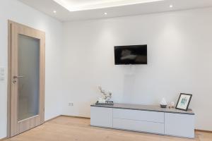 TV a/nebo společenská místnost v ubytování Ferienhaus Pilsting 24-7 checkin