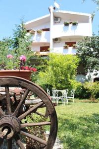 a table and chairs in a yard with a building at Apartments Sime in Sukošan