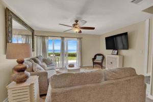 TV a/nebo společenská místnost v ubytování Sea Shadows 7