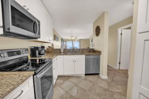 Kuchyň nebo kuchyňský kout v ubytování Sea Shadows 7