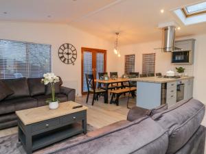 un soggiorno con un divano e un tavolo di 25 Thirlmere a Windermere