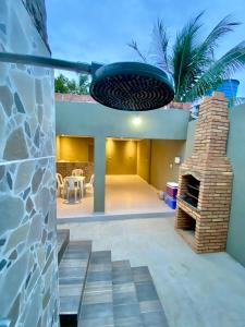 een patio met een stenen open haard in een huis bij A casa miracles in São Miguel dos Milagres