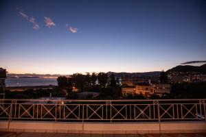 een balkon met uitzicht op de stad bij My Nafpaktos Resort in Nafpaktos