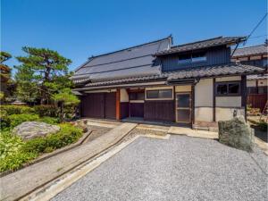 ein japanisches Haus mit Kieseinfahrt in der Unterkunft ChikubuYuan - Vacation STAY 53624v in Nagahama