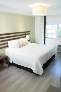 Postel nebo postele na pokoji v ubytování Dorchester Hotel & Suites