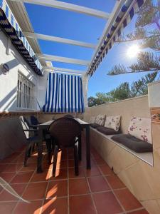 Ein Balkon oder eine Terrasse in der Unterkunft Apartamento Cala Higuera 80m2