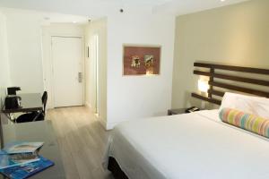 Postel nebo postele na pokoji v ubytování Dorchester Hotel & Suites