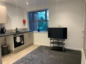 cocina con TV de pantalla plana en la esquina en 4. Immaculate 2 Bedroom Flat, en Birmingham