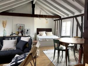 Posteľ alebo postele v izbe v ubytovaní Appartement dans le Vieux Mans