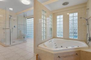 Et badeværelse på Magnificent Beachfront Mansion - Pool - Fireplace