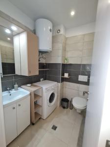 Vannituba majutusasutuses Sunny Apartment - Blloku Tirana, near Lake +20 fotot