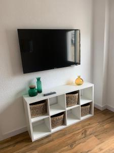 A television and/or entertainment centre at Rincón Santa Eulalia. Parking y Desayuno incluido.