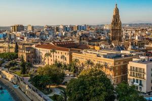 莫夕亞的住宿－Rincón Santa Eulalia. Parking y Desayuno incluido.，享有城市美景,设有钟楼