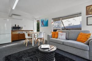 sala de estar con sofá y mesa en Mission Bay Secret Garden Hideaway - Netflix WIFI en Auckland