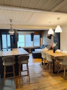 ein Wohnzimmer mit einem Sofa, einem Tisch und Stühlen in der Unterkunft Bel appartement familial et cosy in Saint-Gervais-les-Bains