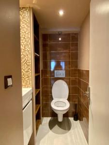 Bel appartement familial et cosy في سان جيرفيه ليه بان: حمام صغير مع مرحاض ومغسلة