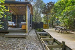 Casa pequeña con porche de madera y mesa de picnic en Mission Bay Secret Garden Hideaway - Netflix WIFI en Auckland