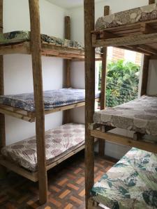 Zimmer mit Etagenbetten aus Holz in einem Zimmer in der Unterkunft Hostel Selaron in Rio de Janeiro