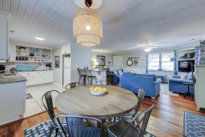 uma cozinha e sala de estar com mesa e cadeiras em My Three Buoys em Oak Island