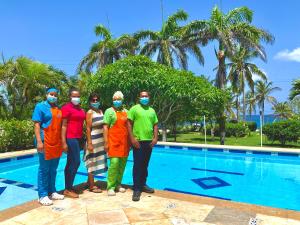 Casa de las Flores tropical内部或周边的泳池