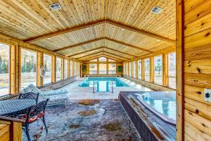 una casa a bordo piscina con soffitto in legno di Timberbrook B210 a Brian Head