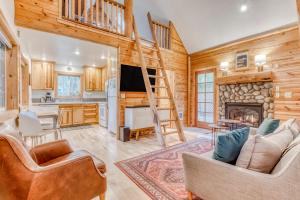 uma sala de estar com uma escada numa casa de madeira em Cozy Cabin em Rhododendron