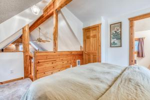 um quarto com uma cama grande num quarto em Cozy Cabin em Rhododendron