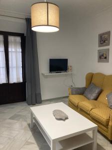 卡莫納的住宿－Duplex Santamaria，带沙发和咖啡桌的客厅