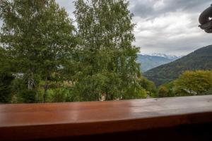 uma vista para um vale com montanhas e árvores em Bergerie 3 Vallée Centaurée 20 em Les Allues mais 6 fotografias
