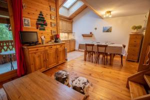 uma cozinha e sala de jantar com uma árvore de Natal em Bergerie 3 Vallée Centaurée 20 em Les Allues