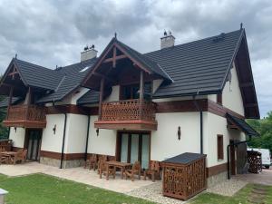 a house with a roof with tables and chairs at Maison de Pieniny in Jaworki