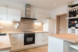 Kuchyň nebo kuchyňský kout v ubytování Ferienhaus Pilsting 24-7 checkin