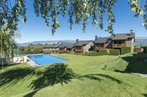 a large yard with a swimming pool and houses at Chalet à Nahuja in Nahuja