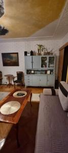 - un salon avec un canapé et une table dans l'établissement Alterra Apartment,13 legionowa street, flat, mieszkanie 41, à Białystok