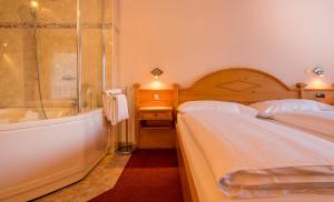 Postel nebo postele na pokoji v ubytování Walliserhof