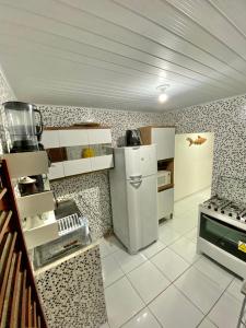 een keuken met een koelkast en een fornuis bij A casa miracles in São Miguel dos Milagres