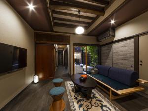 een woonkamer met een bank en een tafel bij Sumiya Seika - Vacation STAY 17471v in Takayama