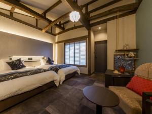 een grote slaapkamer met 2 bedden en een bank bij Sumiya Seika - Vacation STAY 17471v in Takayama