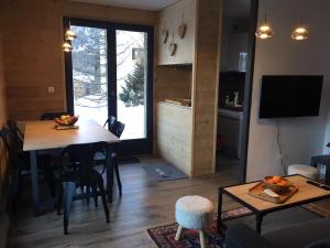 TV a/nebo společenská místnost v ubytování L'appart du Chalet