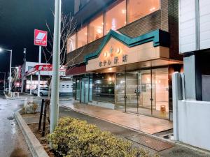 un edificio al lado de una calle por la noche en Hakodate Hotel Ekimae - Vacation STAY 91712v, en Hakodate