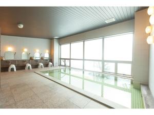 una piscina con specchi in un edificio di ＨＯＴＥＬ ＴＲＵＮＫ ＷＡＫＫＡＮＡＩ - Vacation STAY 92551v a Wakkanai